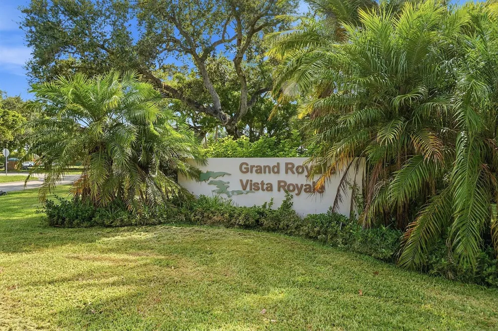 31 Pine Arbor Lane #Unit 204 Vero Beach, FL 32962