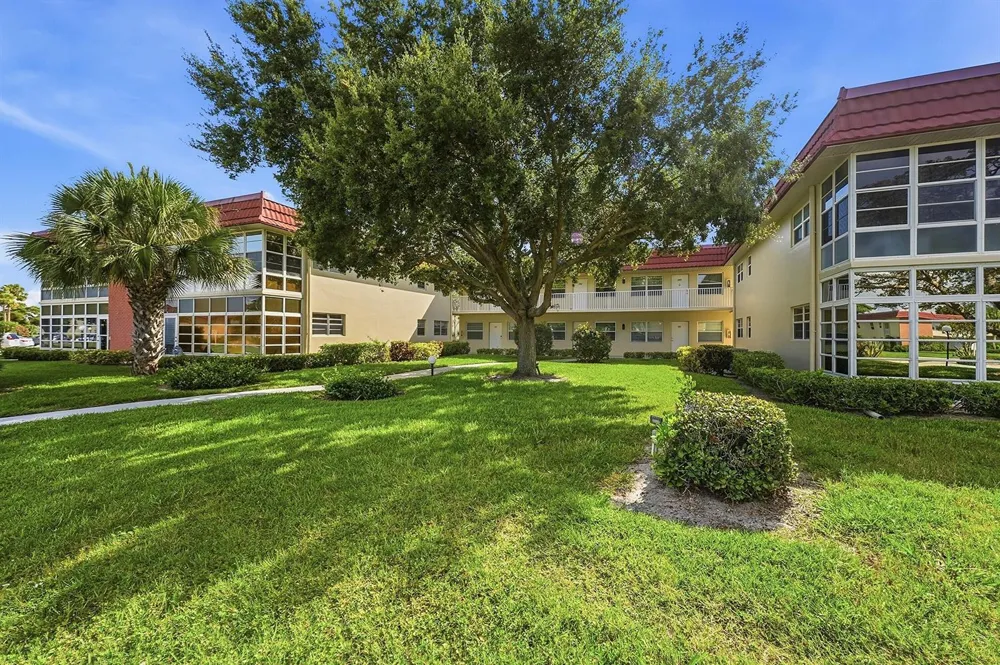 31 Pine Arbor Lane #Unit 204 Vero Beach, FL 32962