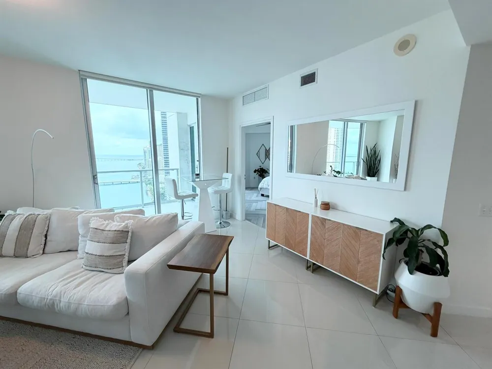 300 S BISCAYNE BOULEVARD #T-2208 Miami, FL 33131