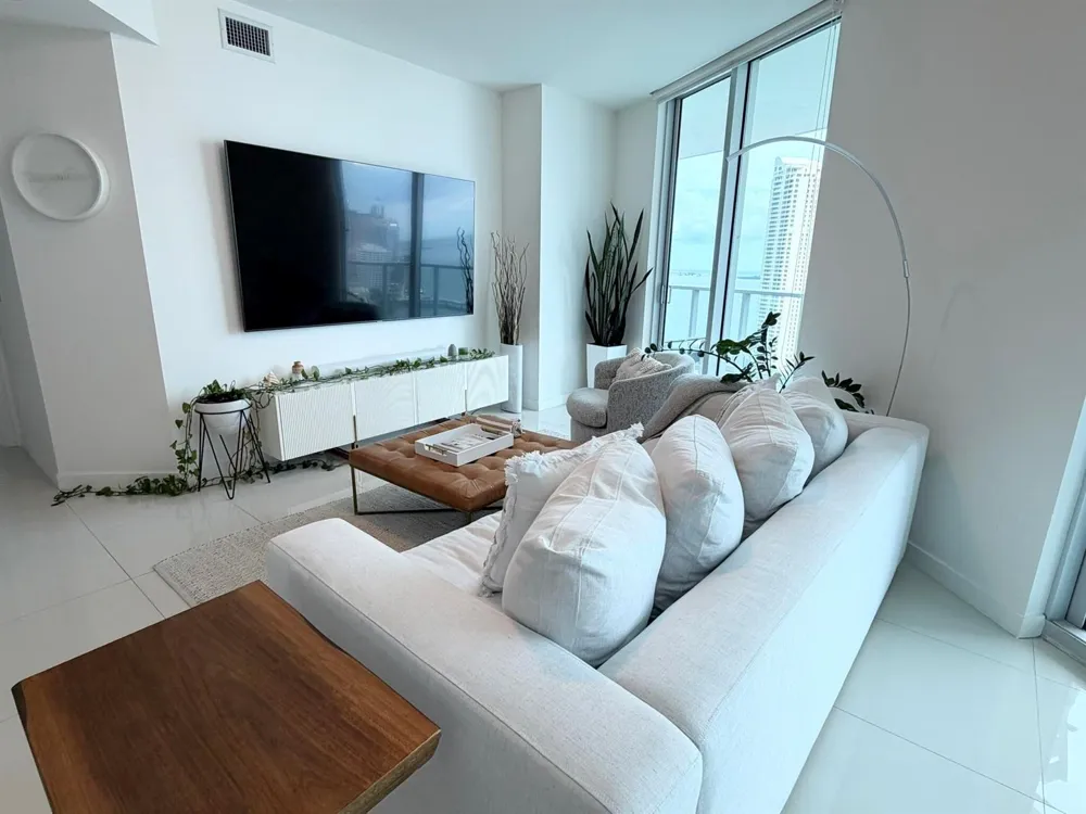 300 S BISCAYNE BOULEVARD #T-2208 Miami, FL 33131