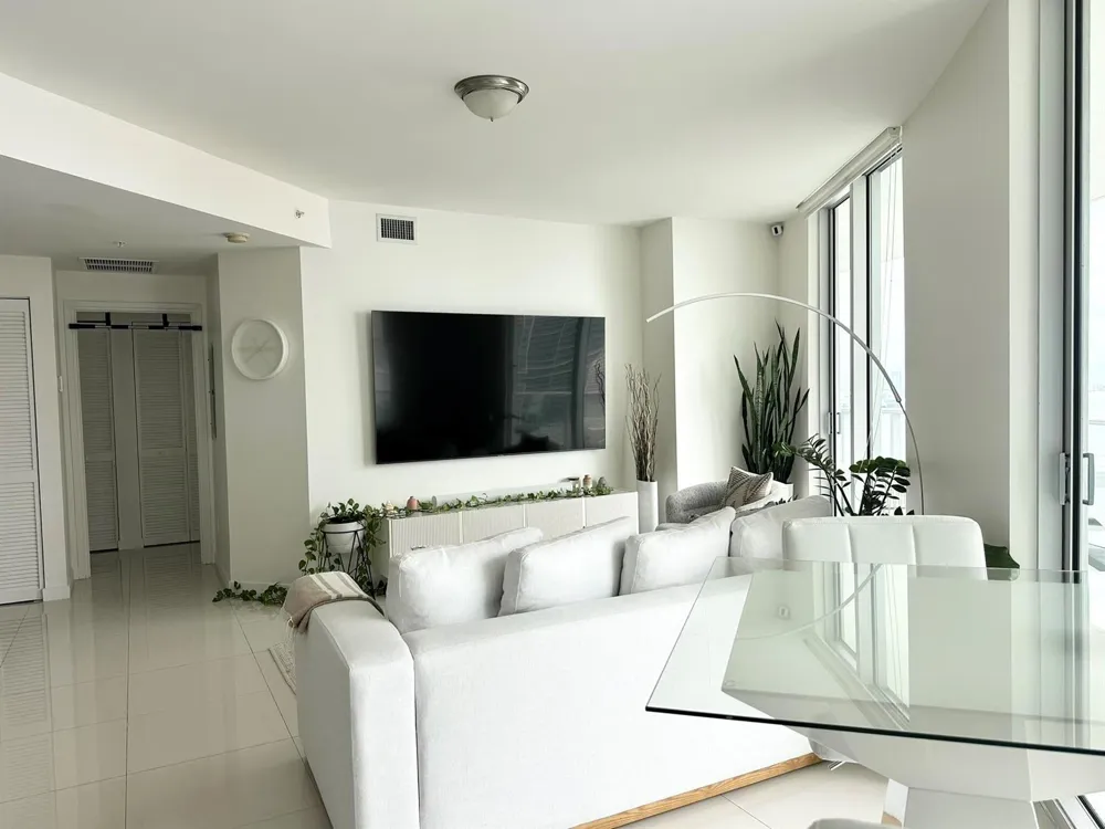 300 S BISCAYNE BOULEVARD #T-2208 Miami, FL 33131