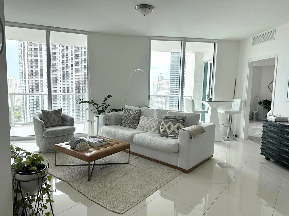300 S BISCAYNE BOULEVARD #T-2208 Miami, FL 33131
