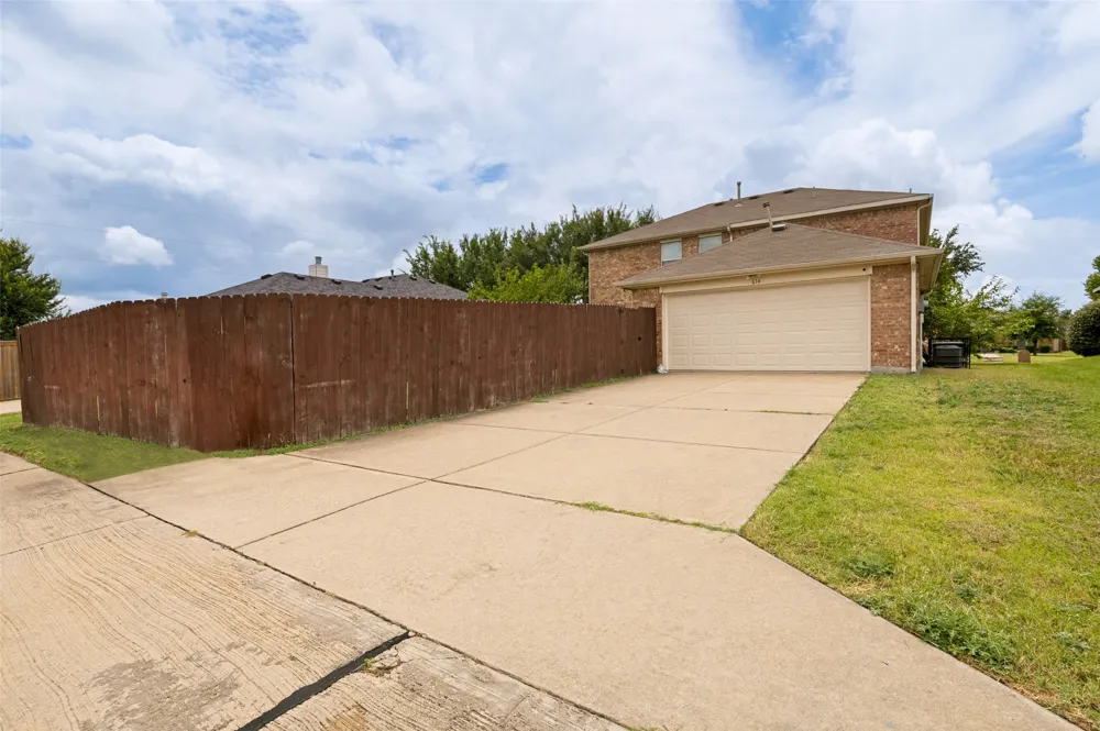 614 Hearthstone Drive Lancaster, TX 75146