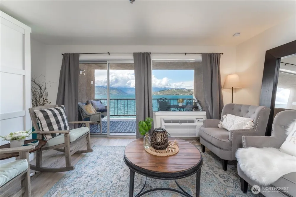 322 W Woodin 301 & 301A Avenue Chelan, WA 98816