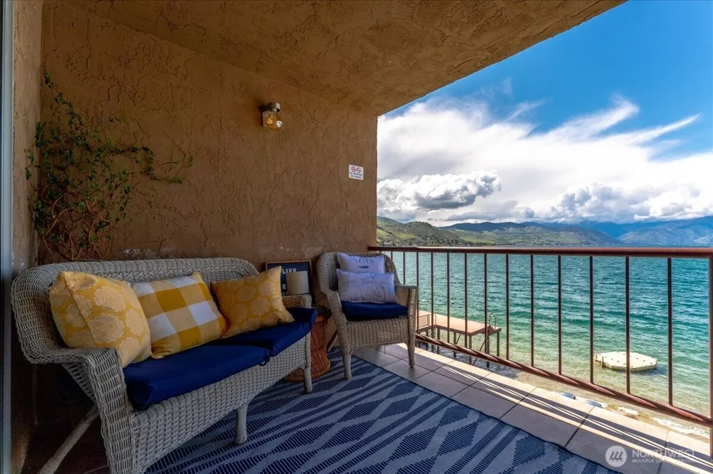 322 W Woodin 301 & 301A Avenue Chelan, WA 98816