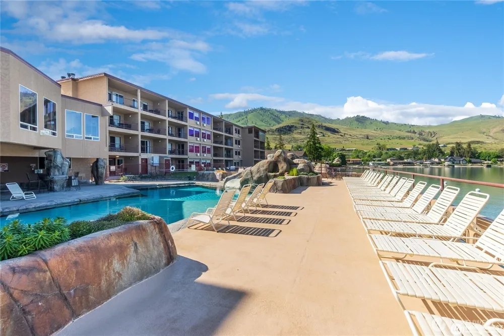 322 W Woodin 301 & 301A Avenue Chelan, WA 98816