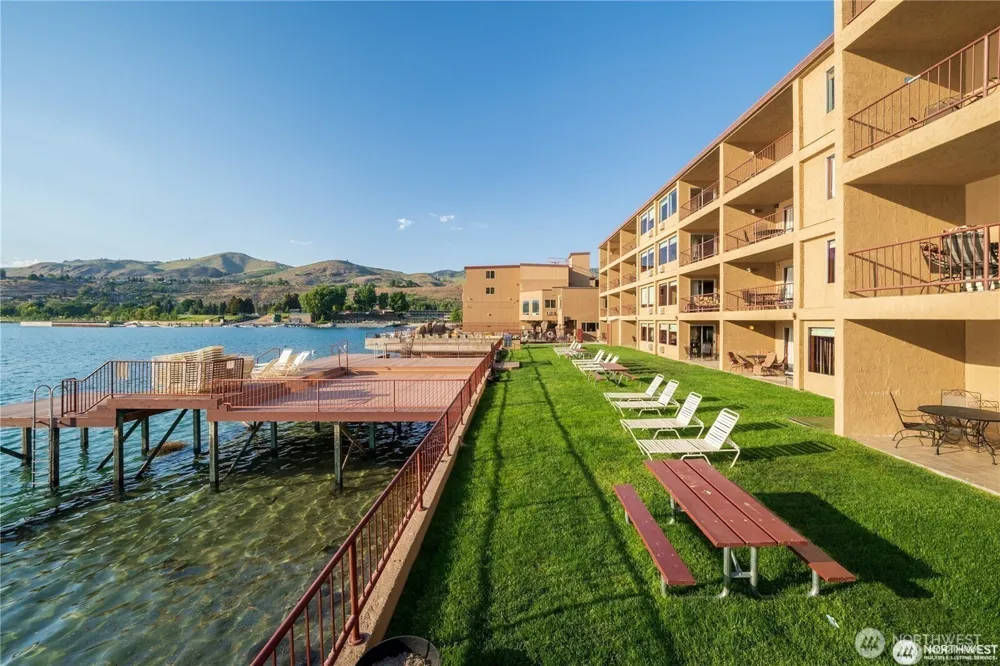 322 W Woodin 301 & 301A Avenue Chelan, WA 98816