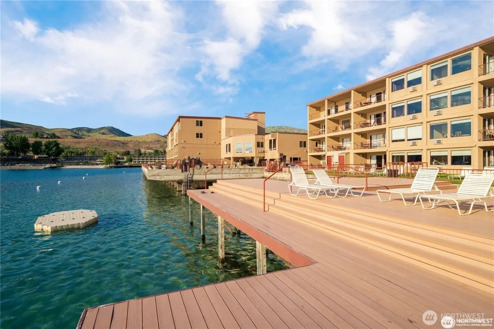 322 W Woodin 301 & 301A Avenue Chelan, WA 98816