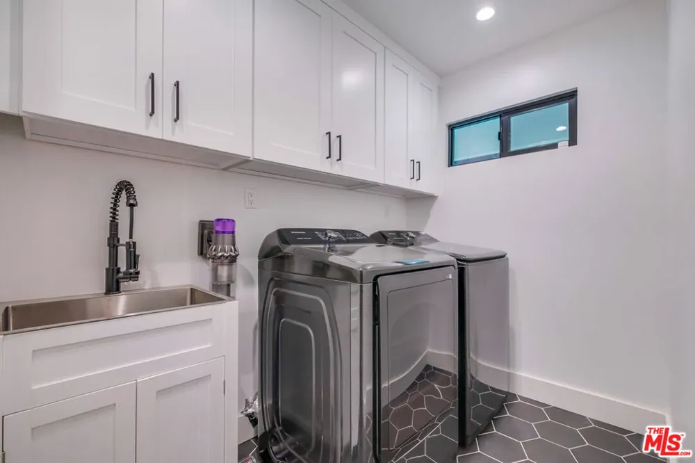 5715 Corteen Place Valley Village, CA 91607