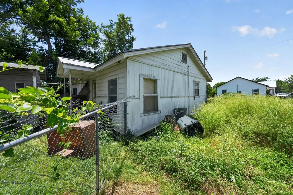 105 S Broadway Street Thorndale, TX 76577