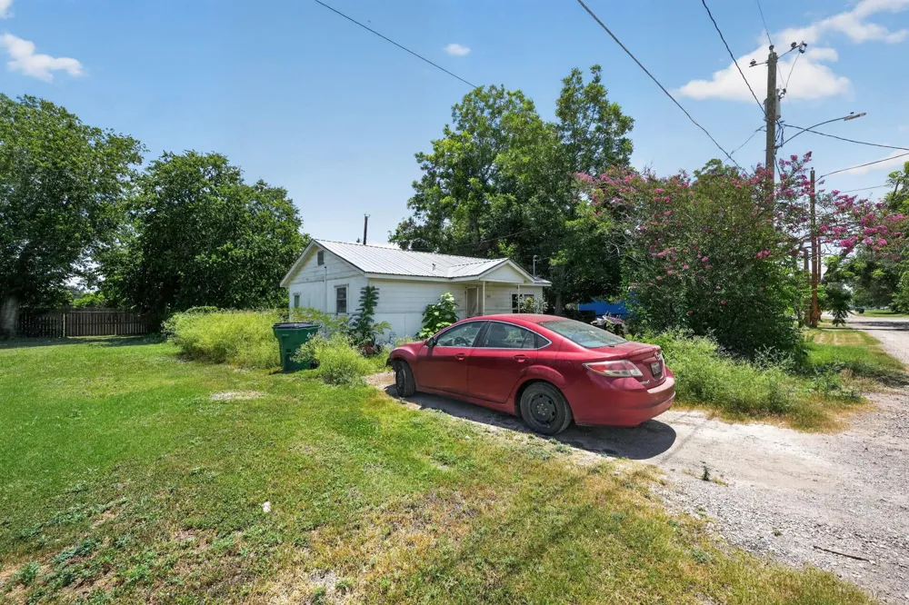 105 S Broadway Street Thorndale, TX 76577
