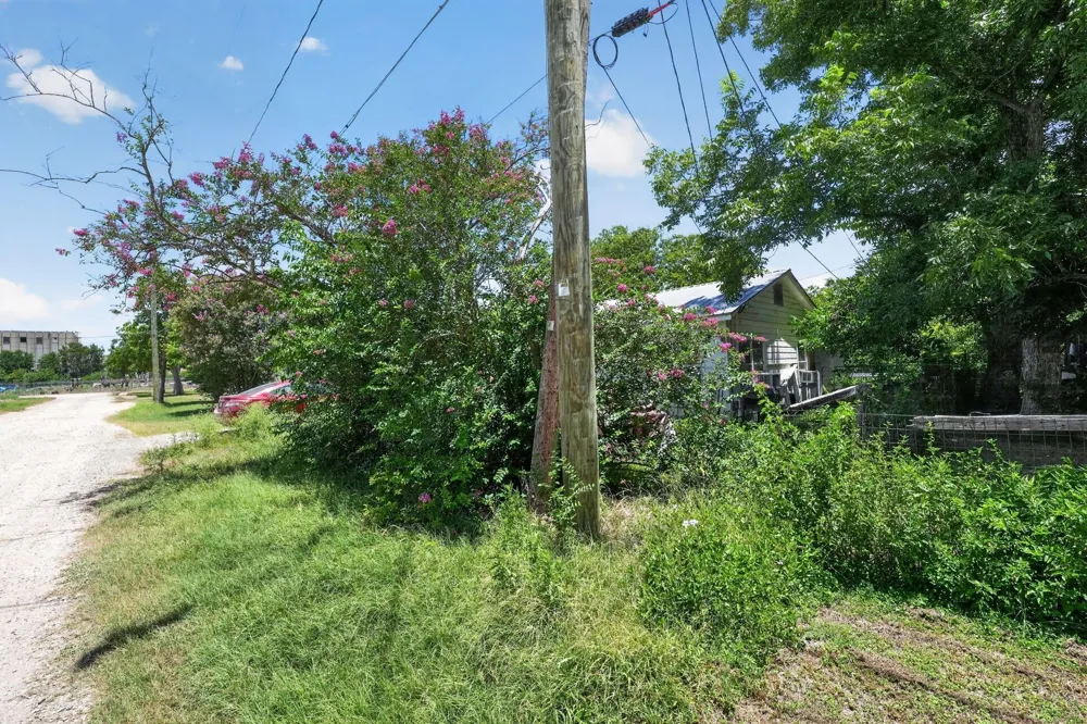 105 S Broadway Street Thorndale, TX 76577