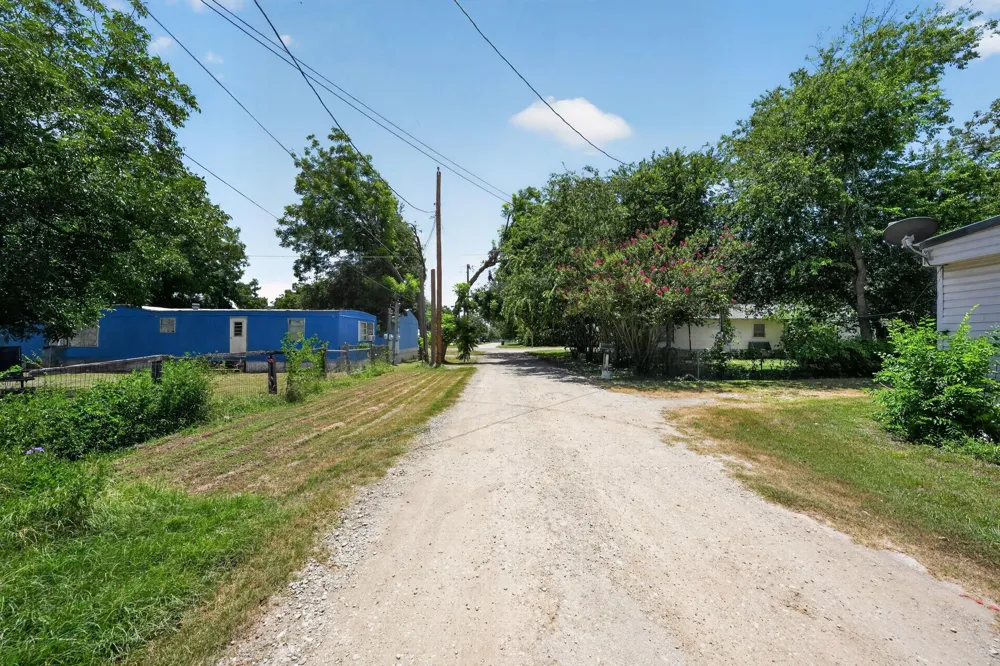 105 S Broadway Street Thorndale, TX 76577
