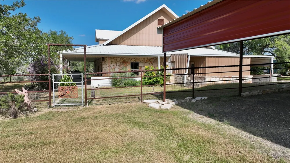 571 FM 799 George West, TX 78022