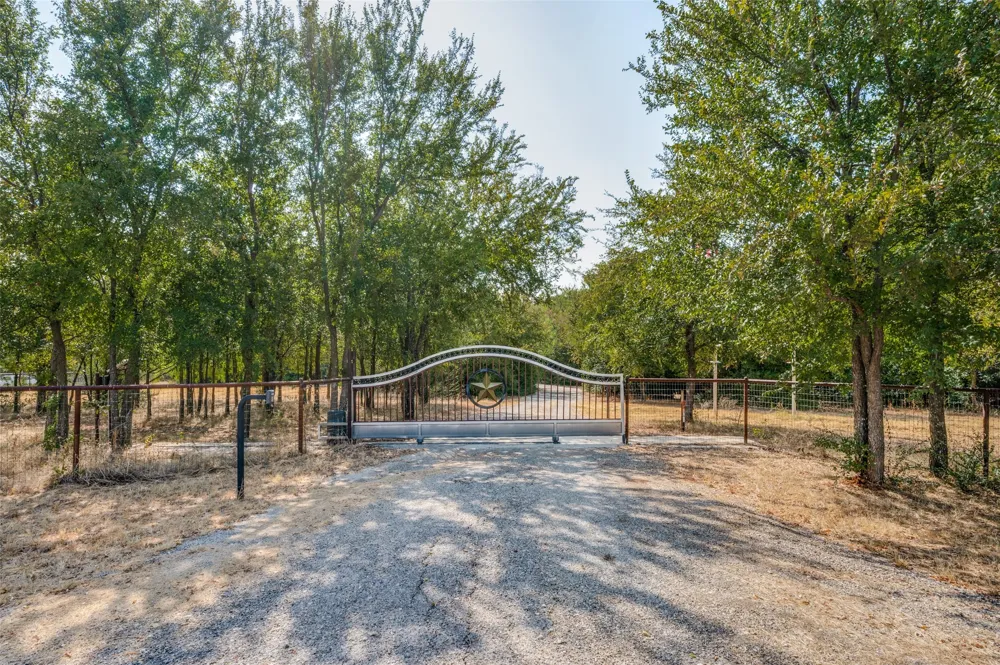 3863 New Hope Road Aubrey, TX 76227