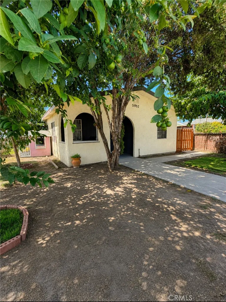 5952 Priory Bell Gardens, CA 90201