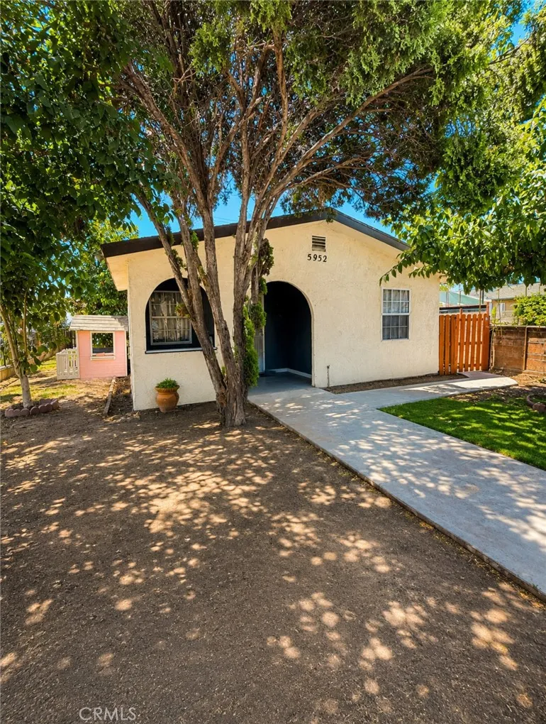 5952 Priory Bell Gardens, CA 90201