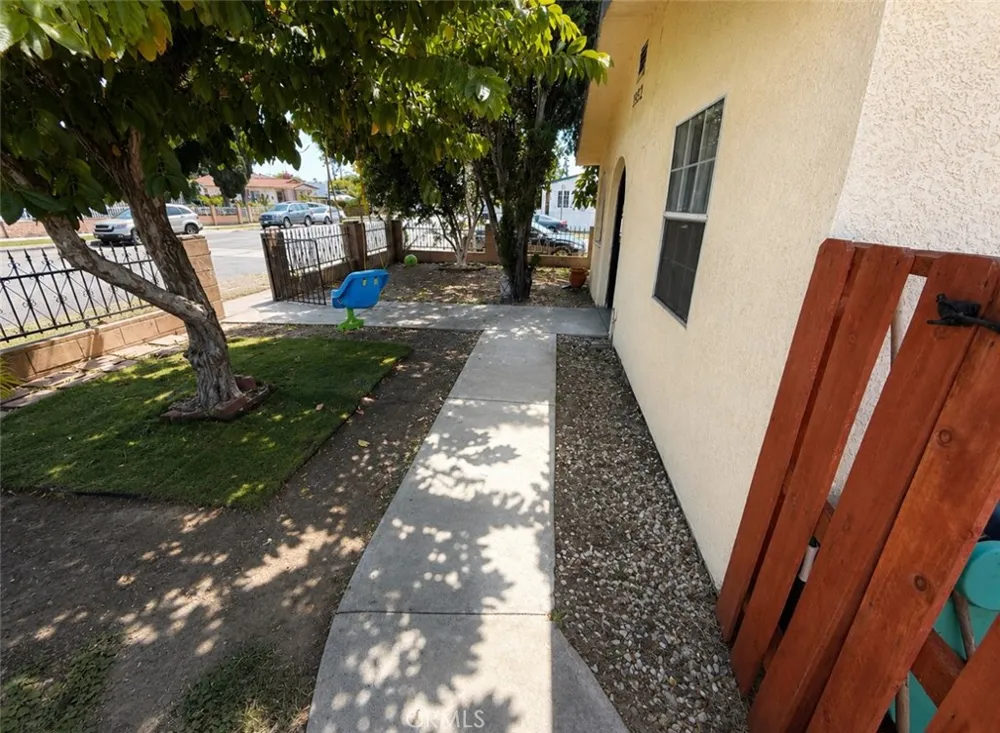 5952 Priory Bell Gardens, CA 90201