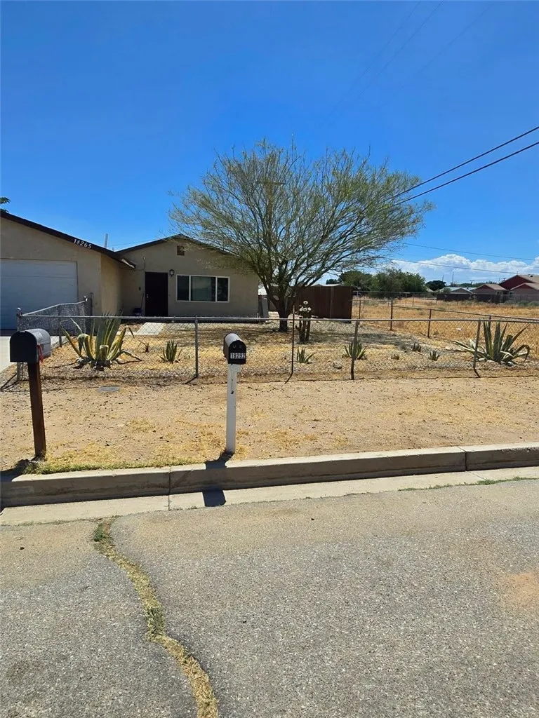 18265 Larkspur Adelanto, CA 92301