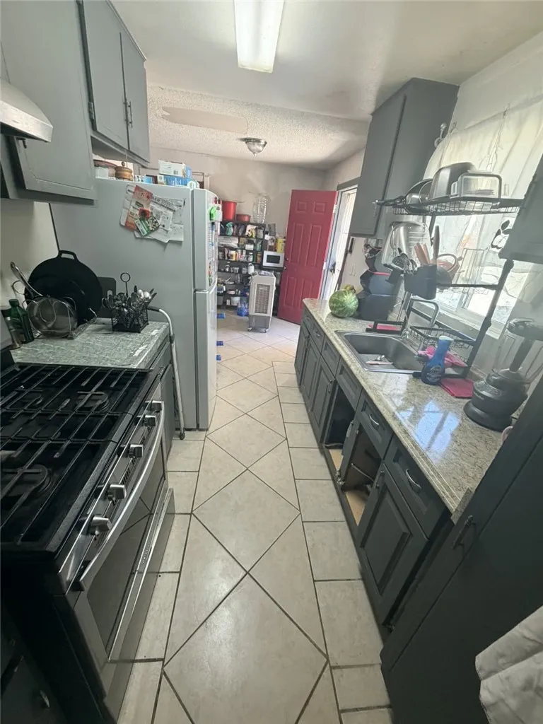 18265 Larkspur Adelanto, CA 92301