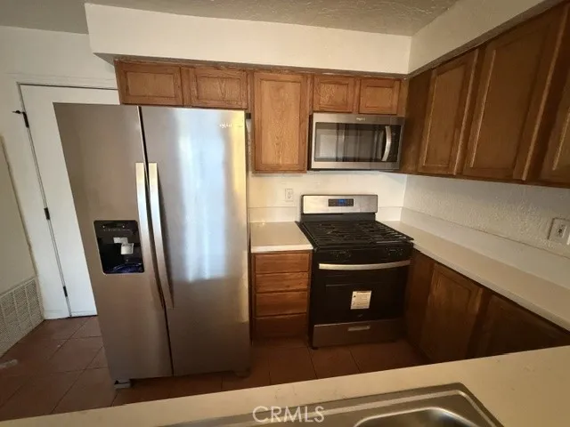 16605 Upland Ave #E Fontana, CA 92335