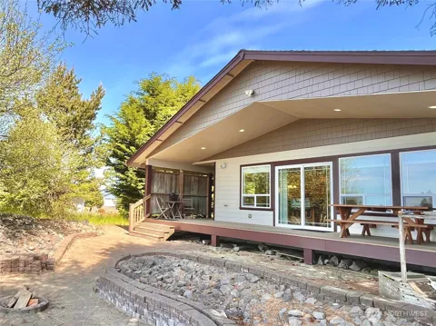 137 Razor Clam Drive SW