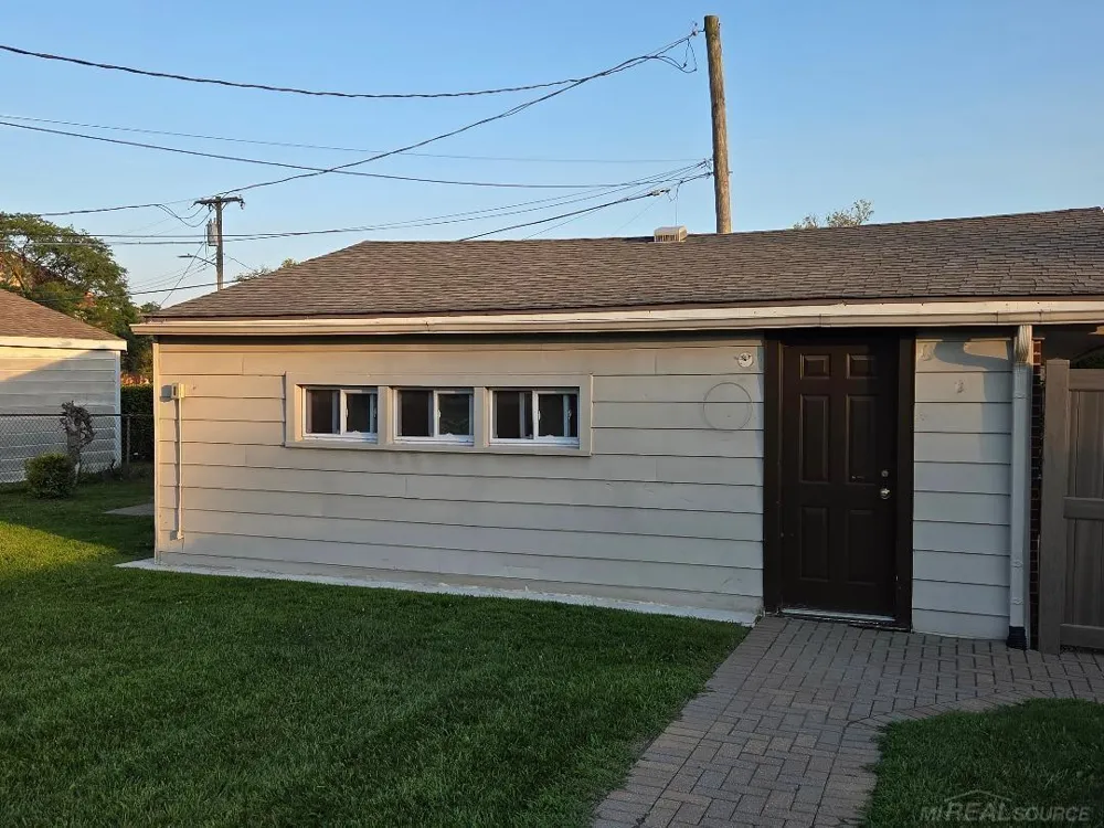 16816 Hans Court Fraser City, MI 48026