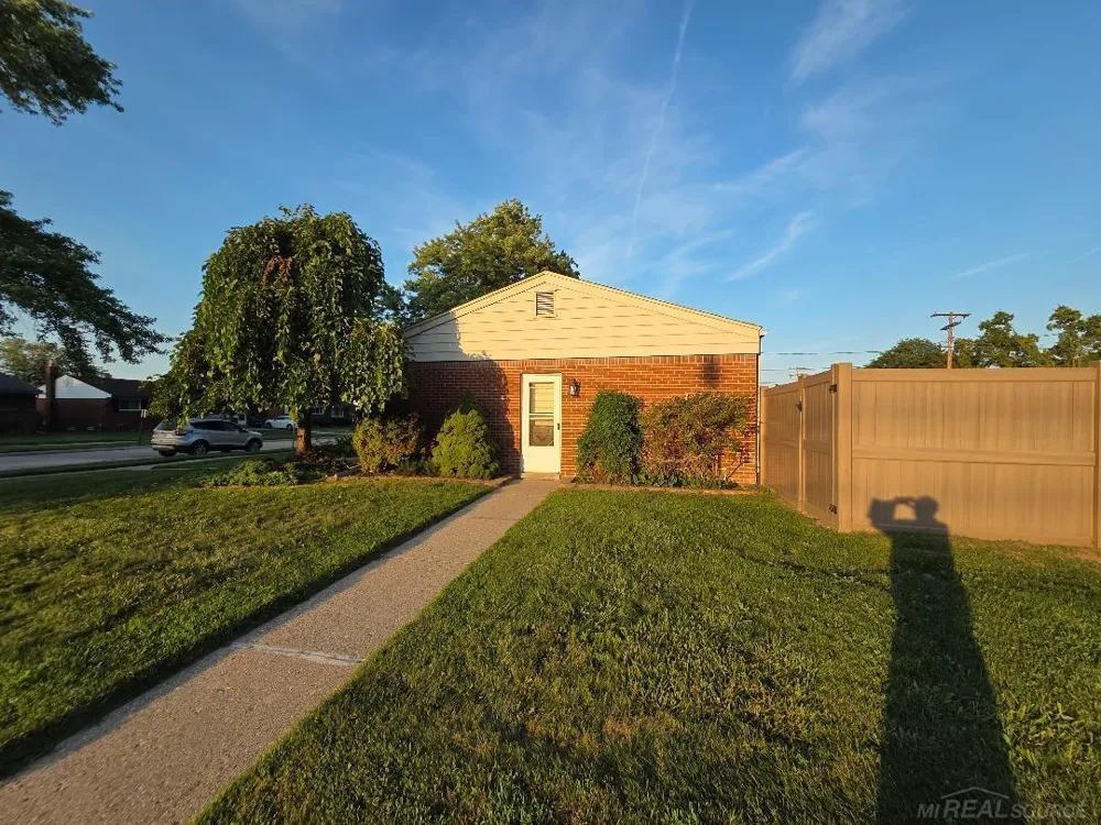 16816 Hans Court Fraser City, MI 48026