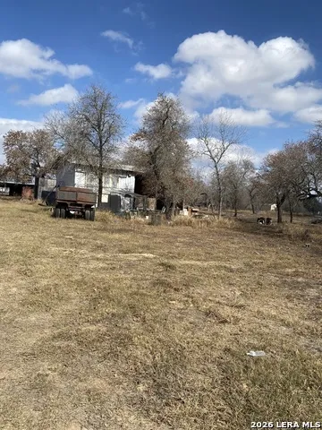 122 WOODCREST RD Somerset, TX 78069