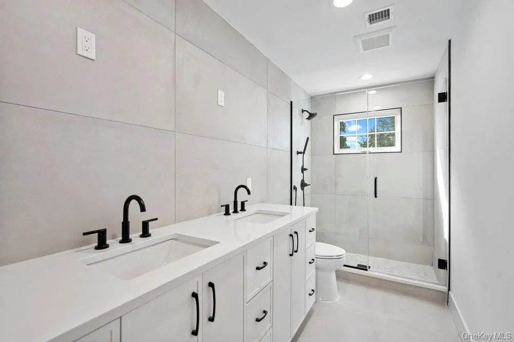 45 Bond Lane Hicksville, NY 11801