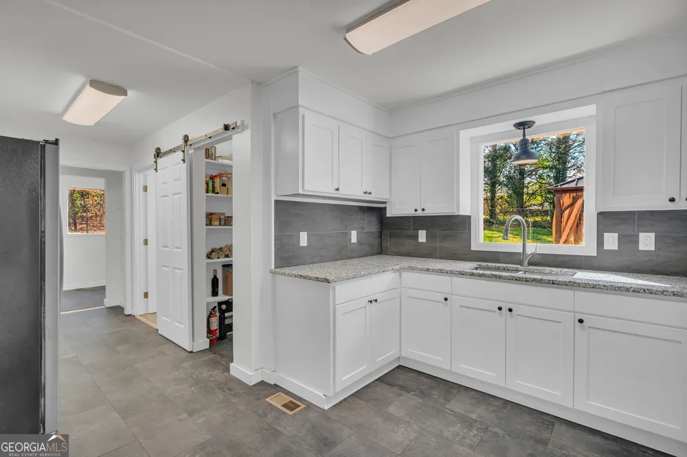 156 White Pine RD Toccoa, GA 30577