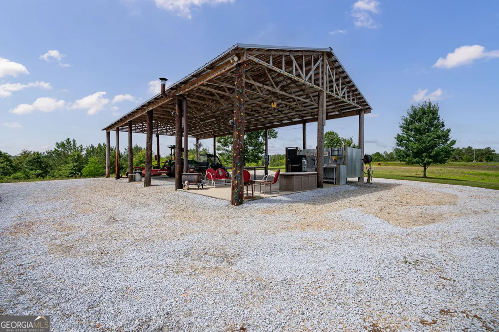 2286 Duffell Martin RD Comer, GA 30629