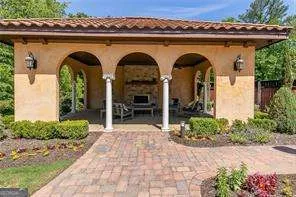 121 Via Roma Woodstock, GA 30188