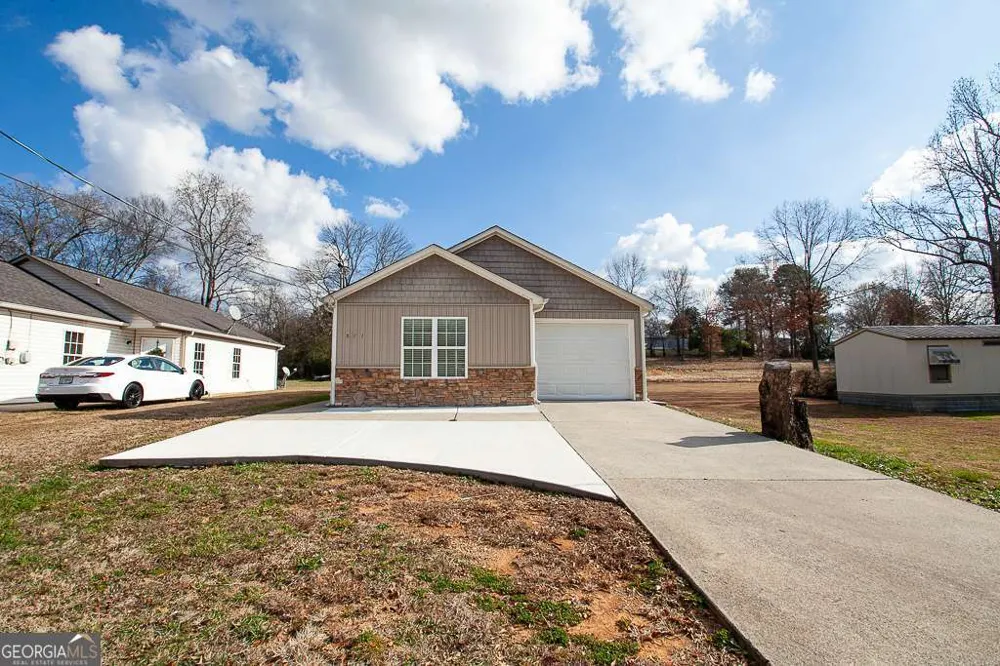 511 Circle DR Calhoun, GA 30701