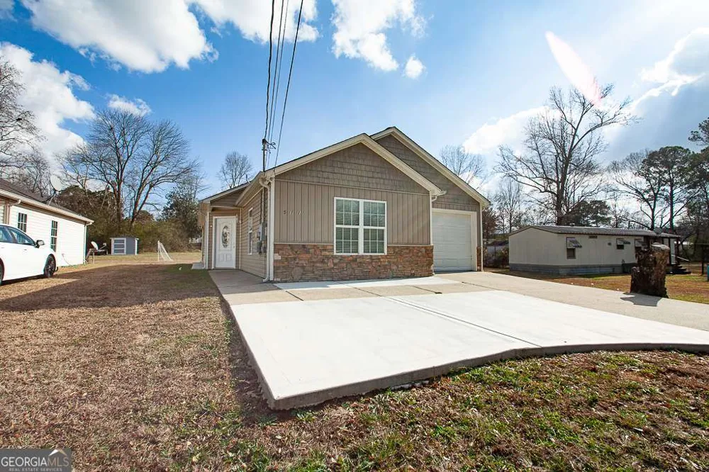 511 Circle DR Calhoun, GA 30701