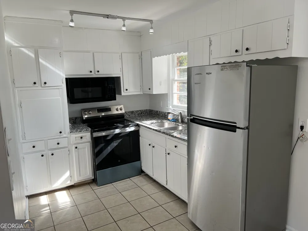 2581 Oak CIR Ellenwood, GA 30294