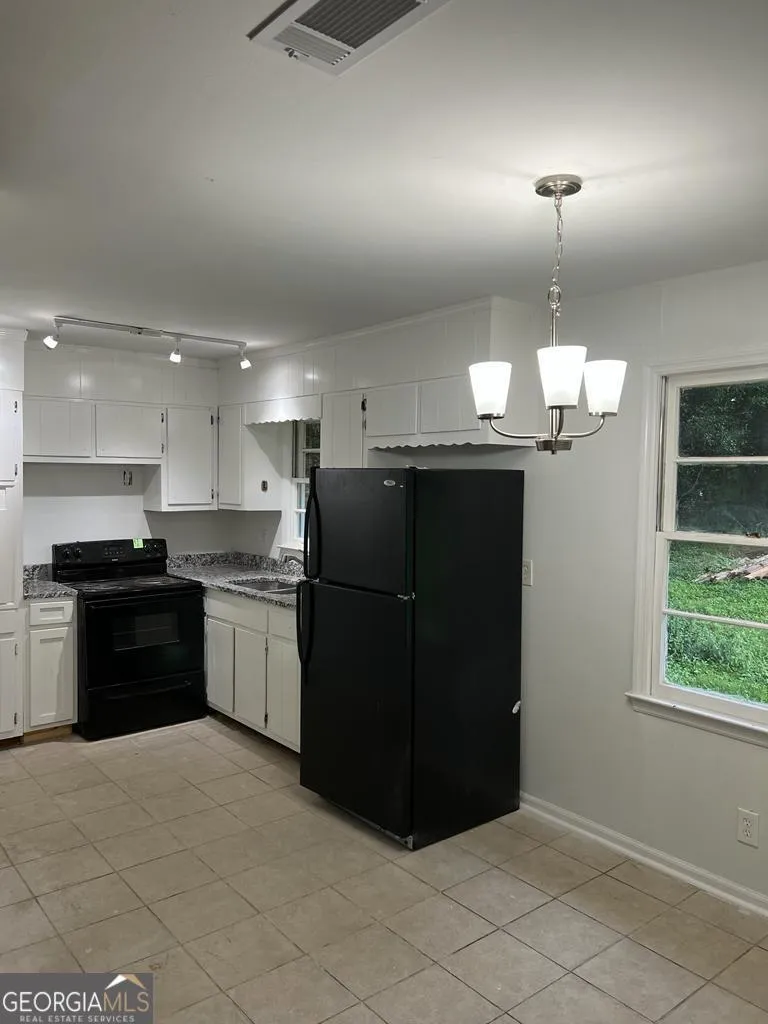 2581 Oak CIR Ellenwood, GA 30294
