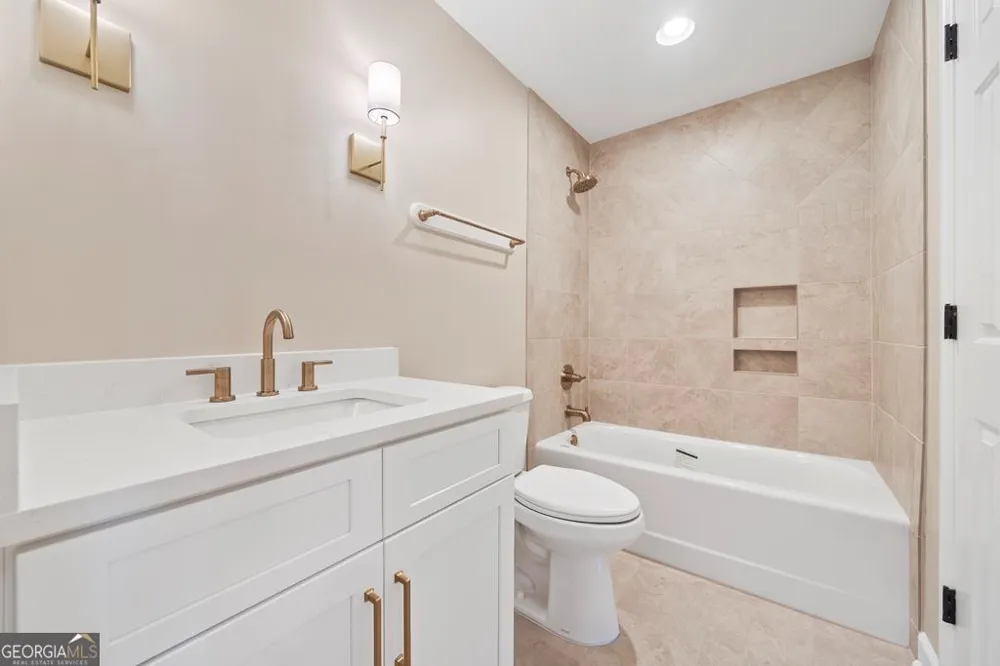 211 Lakecrest DR NE Milledgeville, GA 31061