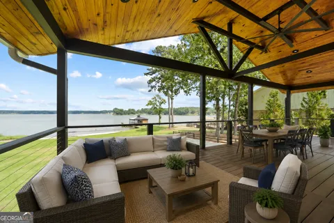 211 Lakecrest DR NE