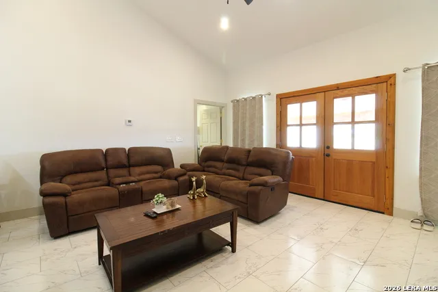 101 County Road 135 Floresville, TX 78114