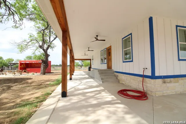 101 County Road 135 Floresville, TX 78114