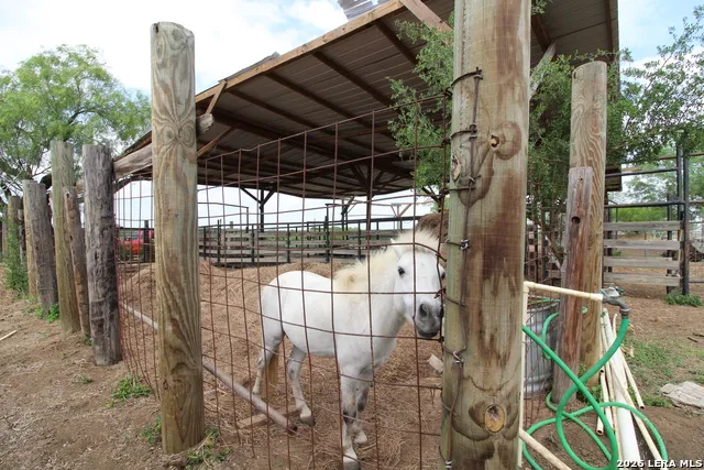 101 County Road 135 Floresville, TX 78114