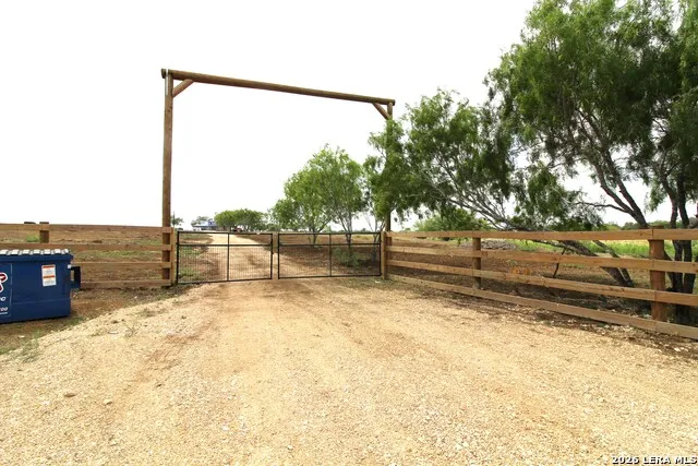 101 County Road 135 Floresville, TX 78114