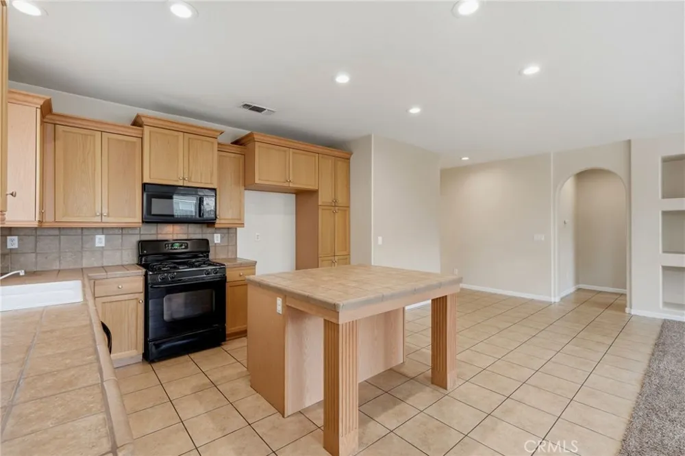 3042 W Delta Visalia, CA 93291