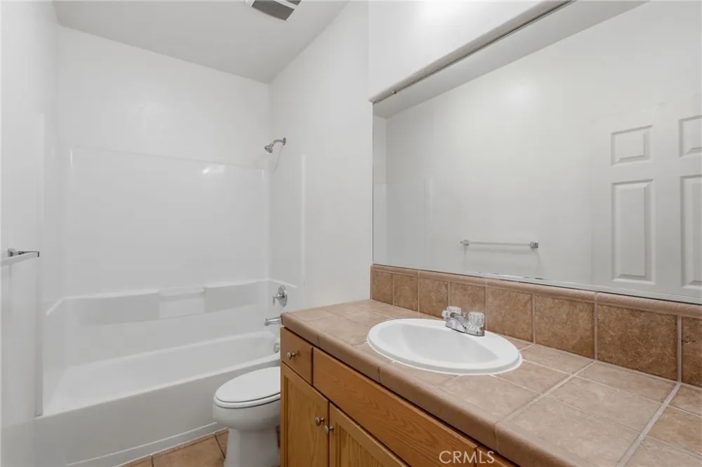 3042 W Delta Visalia, CA 93291