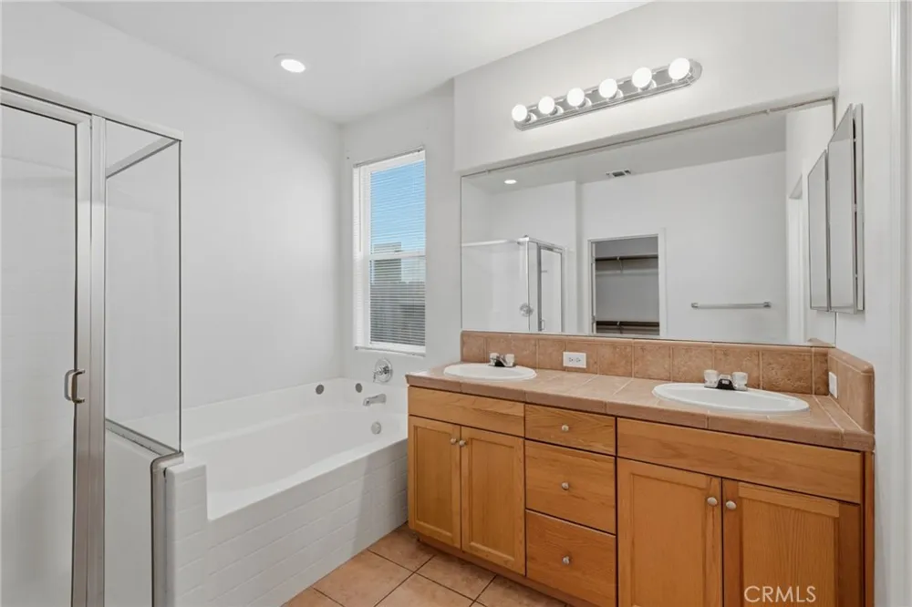 3042 W Delta Visalia, CA 93291
