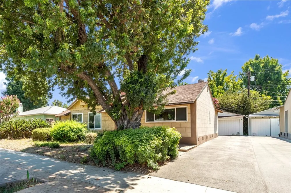 5452 Halbrent Avenue Sherman Oaks, CA 91411