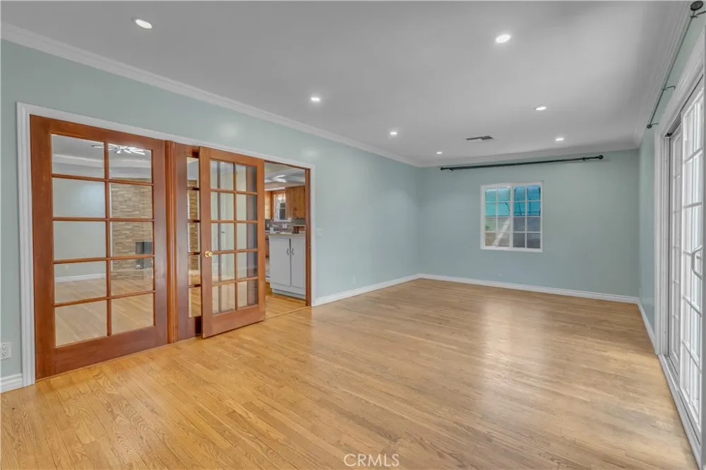 5452 Halbrent Avenue Sherman Oaks, CA 91411