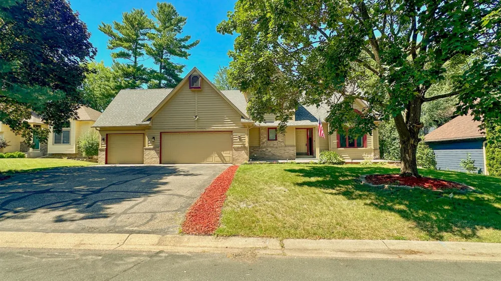 5440 Riverwood Lane Savage, MN 55378
