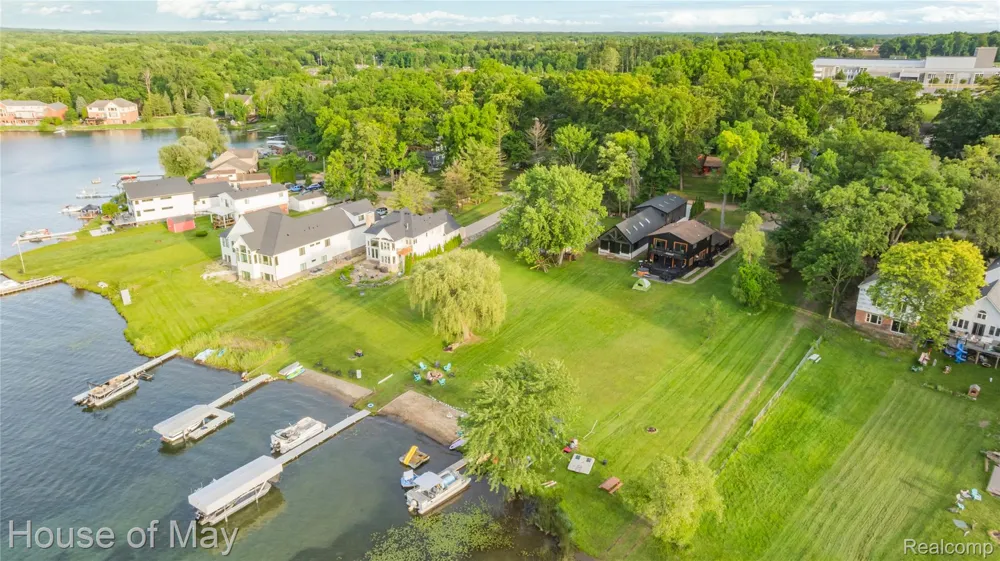 10890 Hillway Drive White Lake Charter Township, MI 48386